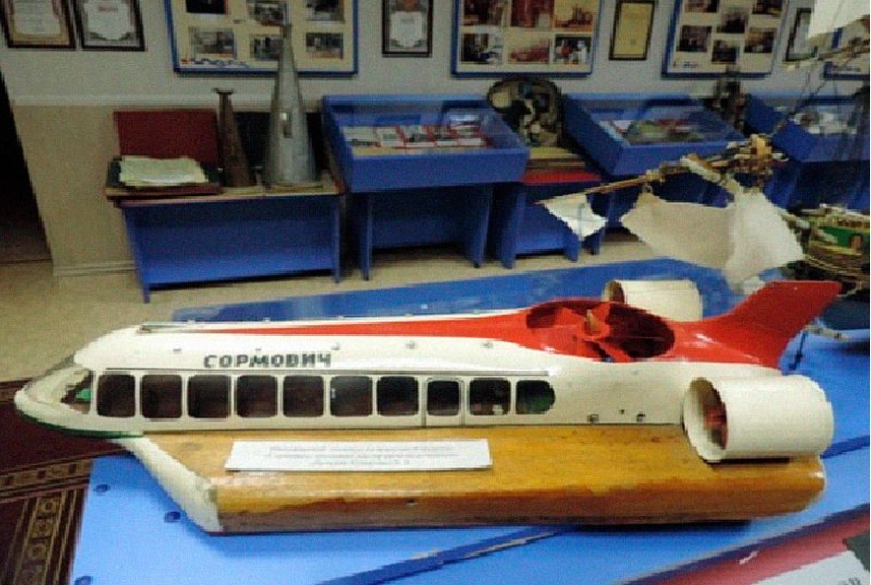Модель судна на воздушной подушке «Сормович» находится в музее речного колледжа