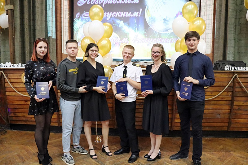 Выпускной вручение дипломов 2023 г НРК Новосибирск Красные дипломы