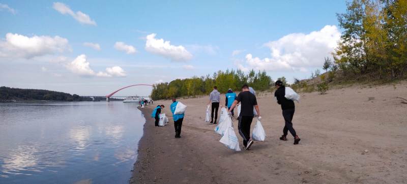 Студенты НРК убирают о. Кораблик от мусора