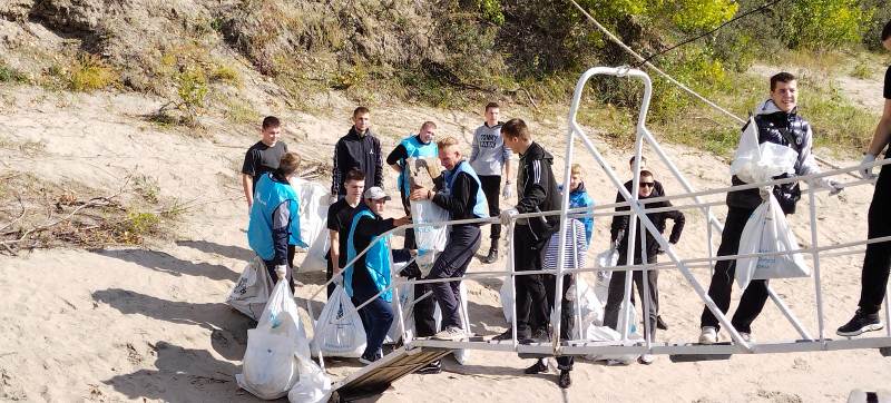 Студенты НРК убирают о. Кораблик от мусора