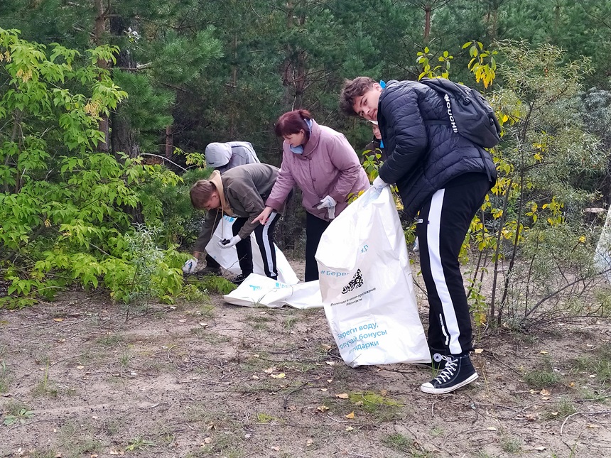 Студенты убирают мусор на острове Заячий
